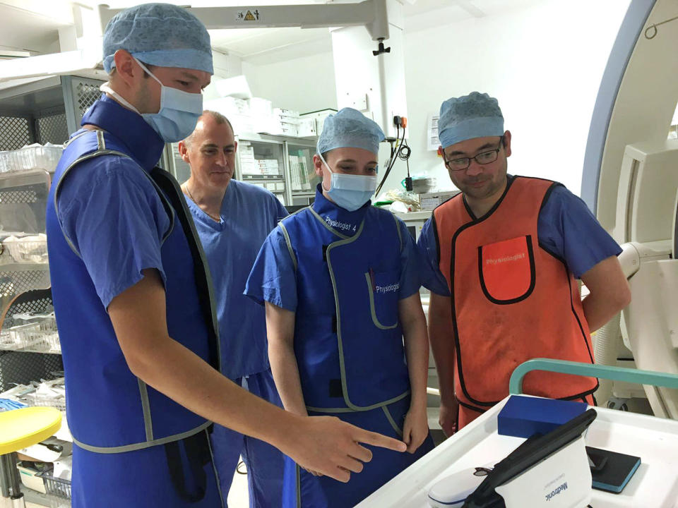 Médicos manejando nuevas tecnologías (University Hospital Southampton/PA)