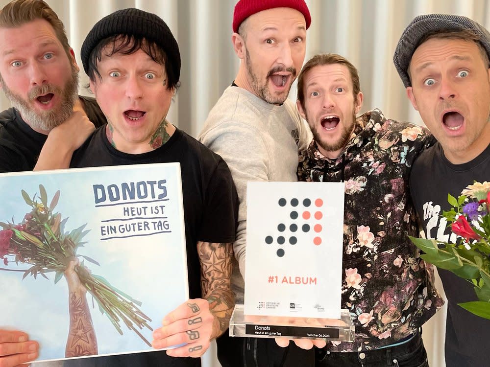 Donots mit dem "Nummer 1 Award" der Offiziellen Deutschen Charts. (Bild: Tessa Reimann)