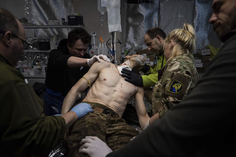 Un herido ucraniano cerca de  Bakhmut. (AP/Evgeniy Maloletka)