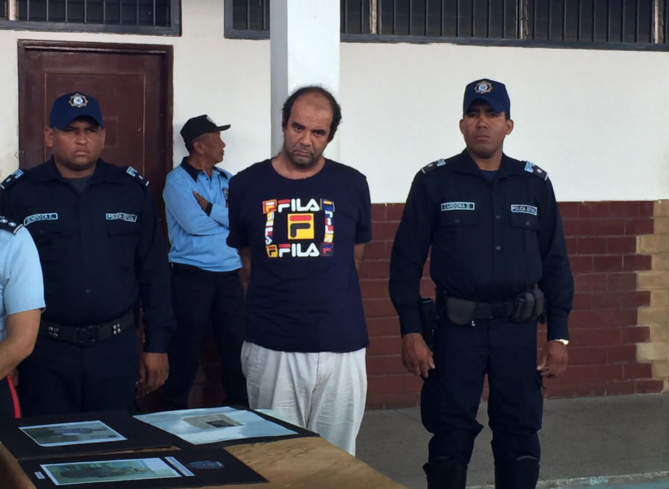 Policías venezolanos presentan al sacerdote español Iván Merino Pedial, esposado tras su captura por abuso sexual de una menor en Maracaibo, el 28 de noviembre de 2018 (AFP | GERARD TORRES)