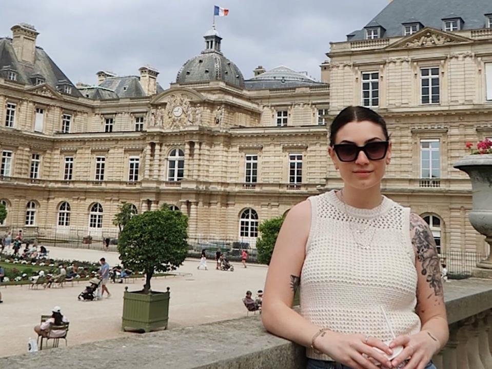 Un journaliste d'initié au Jardin du Luxembourg à Paris.