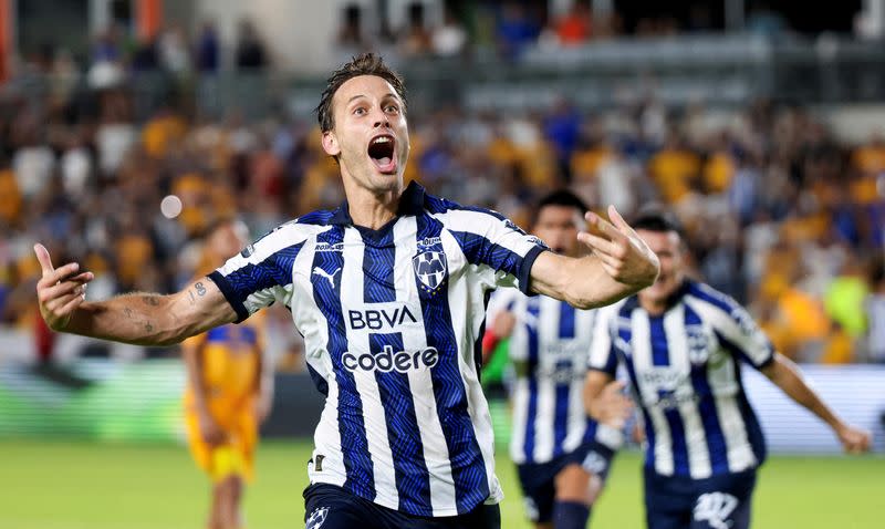 Foto de archivo de jugadores de Monterrey celebrando tras anotar un gol