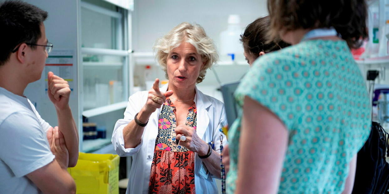  La Pr Caroline Robert, cheffe du service de dermatologie de l’institut Gustave-Roussy, à Villejuif, initie ses internes aux jeux de rôle. - Credit:Khanh Renaud pour Le Point