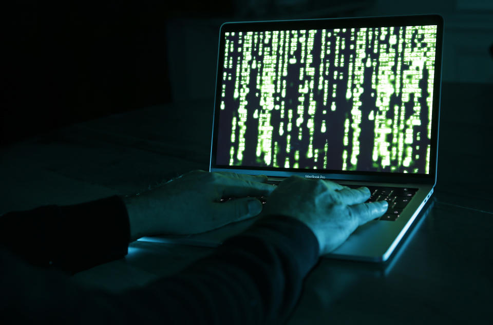 Intrusiones cibernéticas y ataques contra sistemas de infraestructuras son acciones posibles que podrían dars een el contexto de una "ciber guerra" (Photo by Chesnot/Getty Images)
