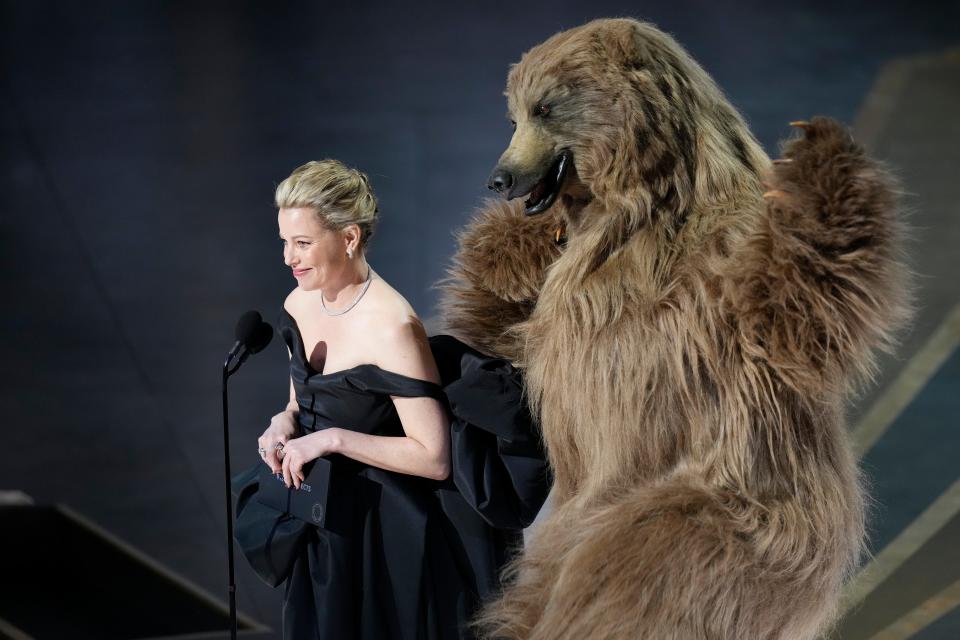 Elizabeth Banks, director of "Cocaine Bear," praises visual effects while presenting the Oscar alongside a person in a bear suit.