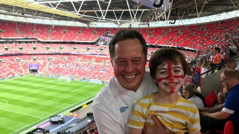 Chris Slegg y su hijo pequeño en un partido de fútbol.