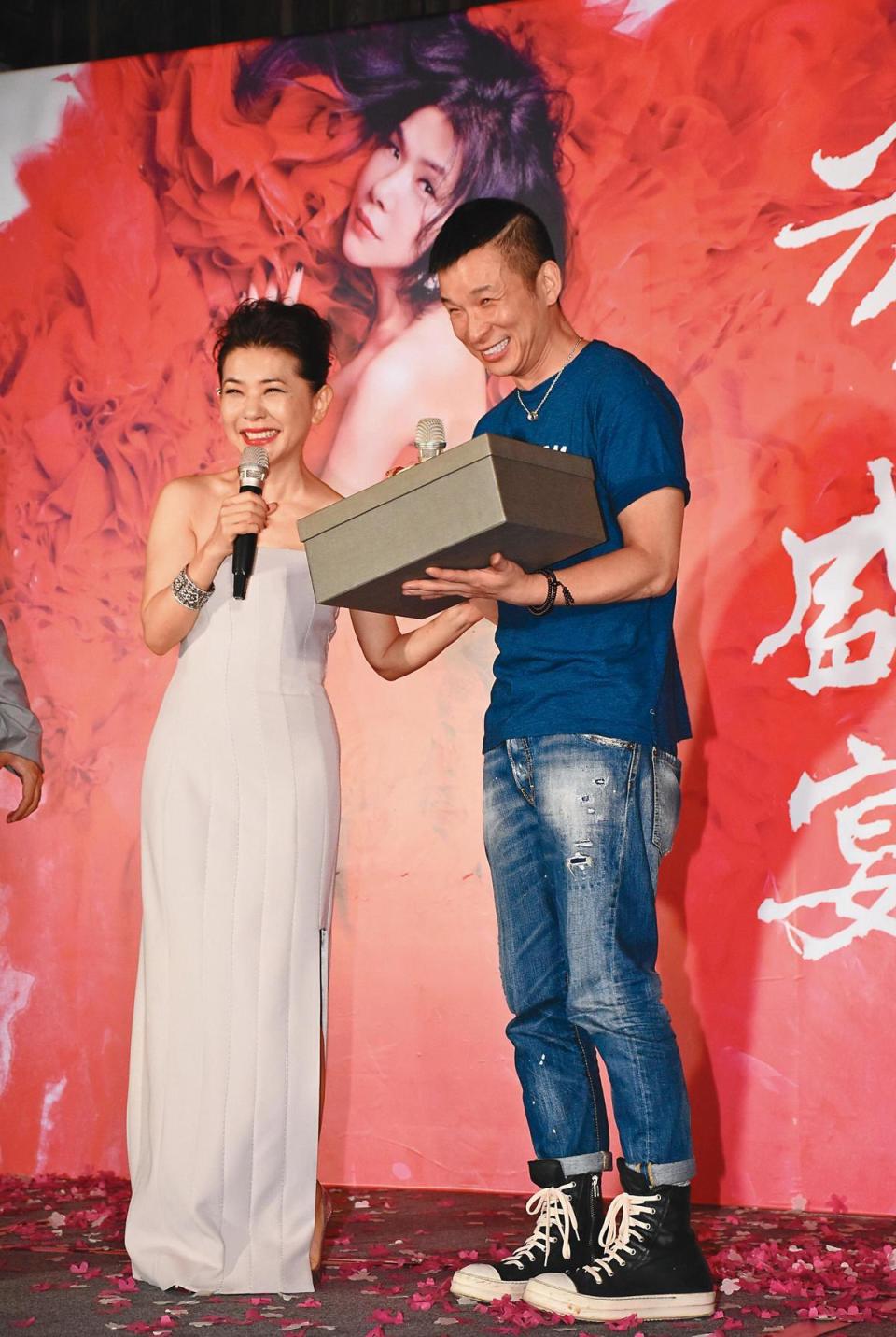 張清芳（左）舉辦「芳華盛宴」演唱會，請出好友陳鎮川（右）擔任演唱會總監。（東方IC提供）