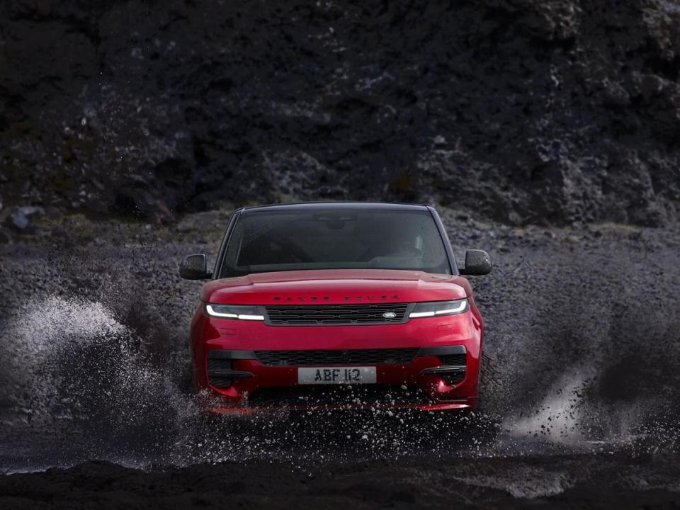 New Range Rover Sport 導入開創性的 MLA 架構與建構全方位的動態控制系統，達到 Range Rover Sport 車型至今最高水準的運動表現。