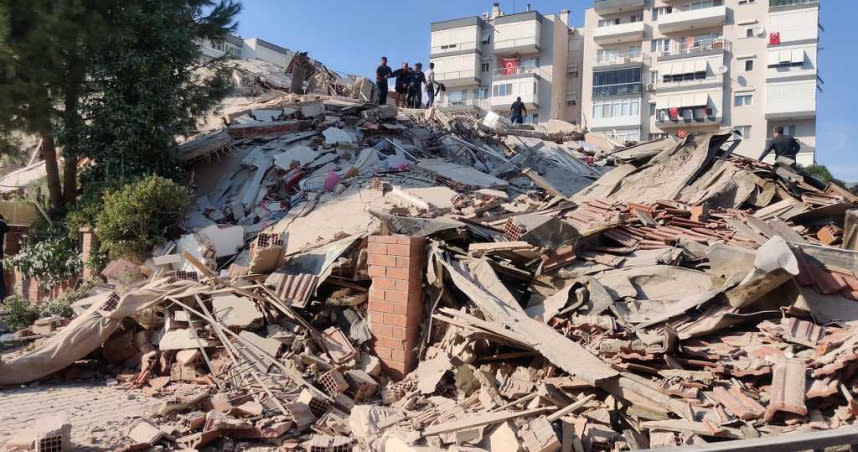 土耳其希臘7.0地震 多處建築倒塌。（圖／翻攝自@meleroda　ＩＧ）