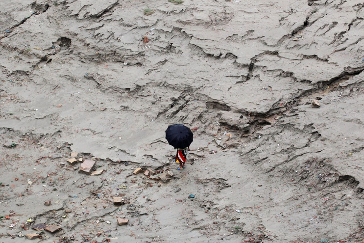 Das Ufer des Ganges ist teilweise ausgetrocknet. Große Teile Indiens werden seit Wochen von einer ungewöhnlichen Hitzewelle heimgesucht. (Photo: Jitendra Prakash/Reuters)