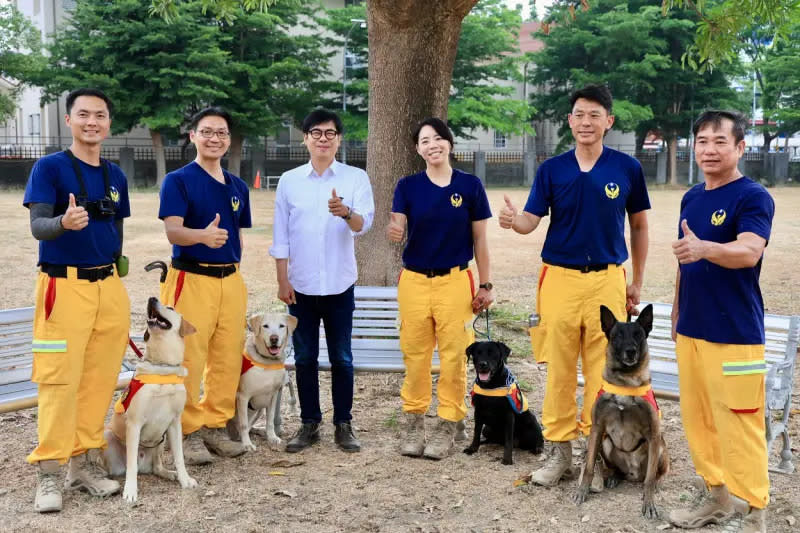 ▲每年4月的最後一個星期日為國際搜救犬日，市長陳其邁今(28(日)日特地安排到高雄市政府消防局搜救犬馴養中心表達關心與感謝。(圖／高市府提供)