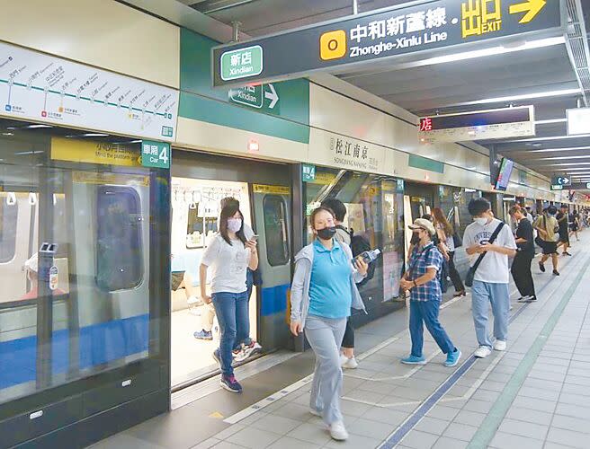 台北捷運每天運量平均200萬人次，有乘客發現平日上午9時許搭乘松山新店線班距竟高達6分鐘，認為比起調降車廂冷氣溫度，縮短班距才更加便民。（本報資料照片）