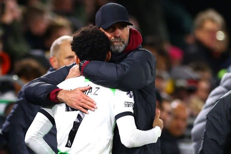 Jürgen Klopp abraza a Luis Díaz tras el final del partido