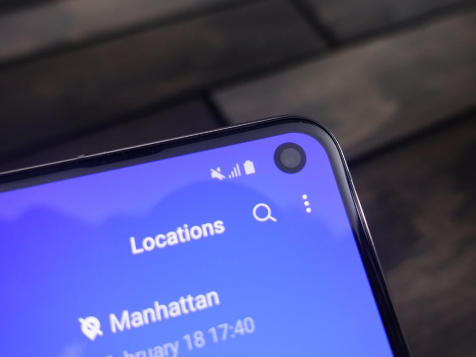 The Samsung Galaxy S10 has one front camera in a “hole punch” display. (Photo: Teng Yong Ping/Yahoo Lifestyle Singapore)