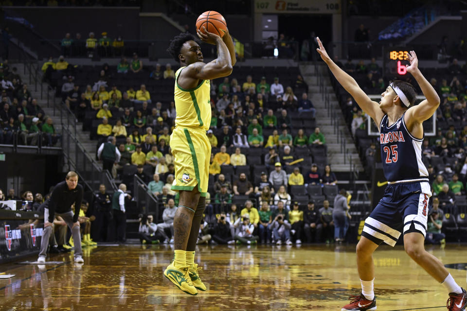 Oregon guard Jermaine Couisnard shoots over Arizona guard Kerr Kriisa (25) during the first half of an NCAA college basketball game Saturday, Jan. 14, 2023, in Eugene, Ore. (AP Photo/Andy Nelson)