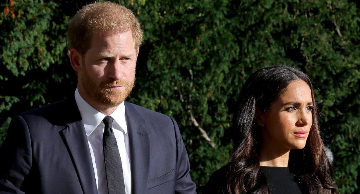 Harry and Meghan view tributes left for Queen Elizabeth by the public, Windsor Castle, September 10 2022. (Getty Images)