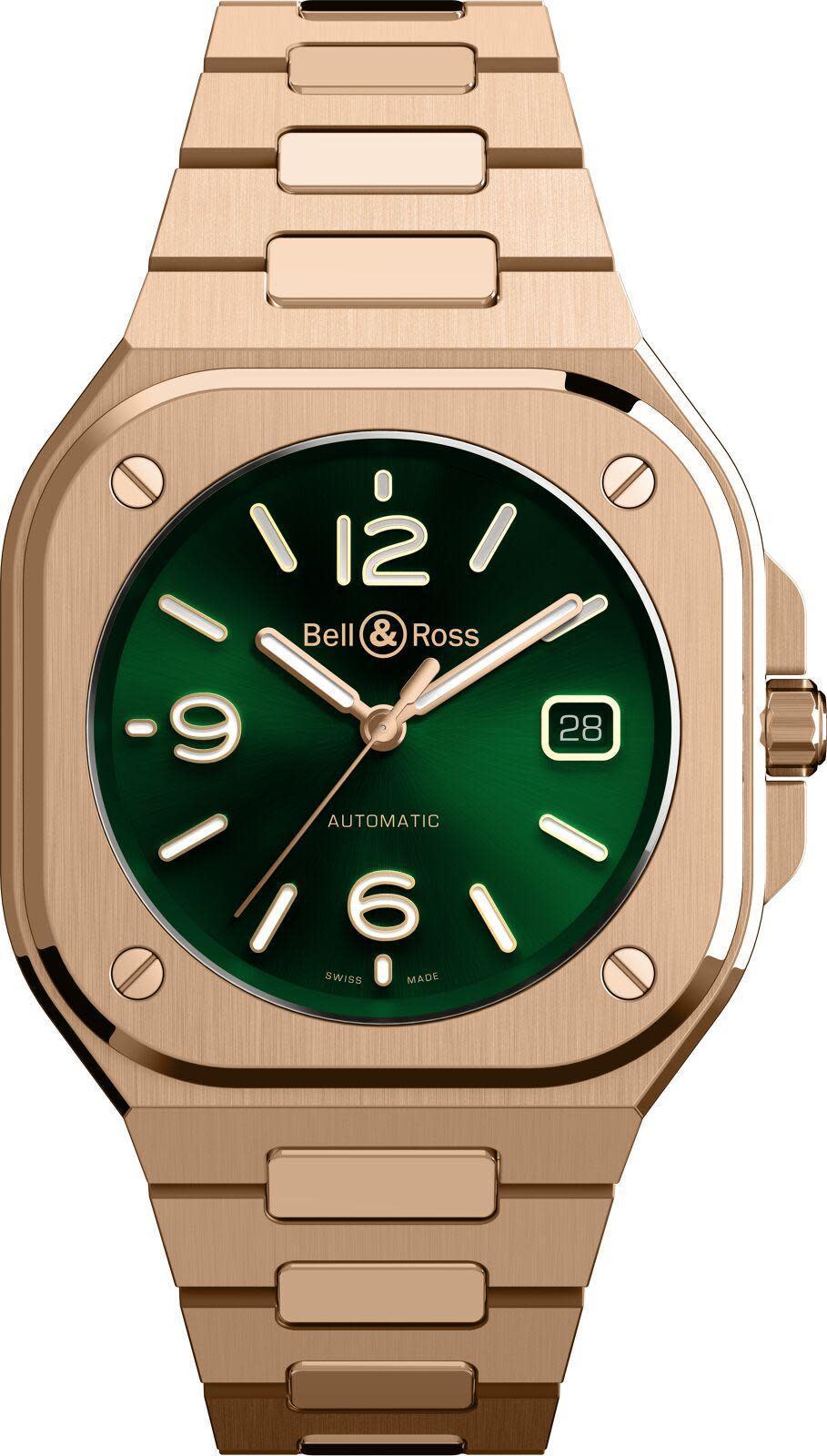 BELL & ROSS 全新BR 05 Green Gold以18K玫瑰金材質配上深綠色錶盤，設計非常亮眼而且大膽。另有鱷魚皮錶帶版本可供選擇。定價約NT$1,132,000（K金鍊帶版）；NT$754,000（皮帶版）。