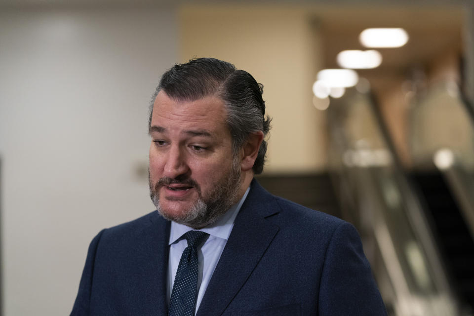 El senador republicano Ted Cruz habla con reporteros el sábado 13 de febrero de 2021, en el Capitolio, en Washington. (AP Foto/Alex Brandon)