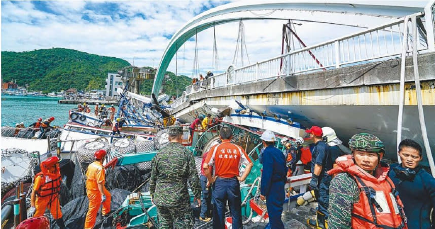 宜蘭南方澳跨海大橋2019年10月1日突然斷裂，釀下6死、12傷慘劇。（本報資料照片）