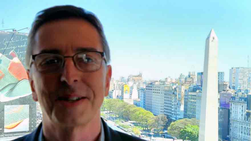 Hugo Frega con el Obelisco de Buenos Aires detrás.