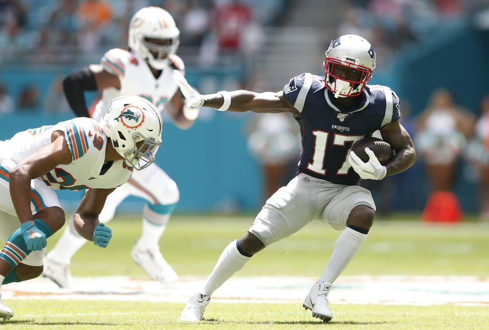 MIAMI, FLORIDA - SEPTEMBER 15: Antonio Brown #17 of the New England Patriots runs the ball after a catch thrown by Tom Brady #12 against the Miami Dolphins during the first quarter in the game at Hard Rock Stadium on September 15, 2019 in Miami, Florida. (Photo by Michael Reaves/Getty Images)