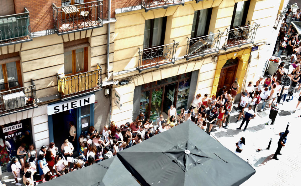 Decenas de personas esperan durante horas para entrar en la primera tienda física de SHEIN en Madrid, el 2 de junio de 2022 en Madrid, España. La marca china de moda 'online' Shein abrió su primera 'pop up store' en Madrid tras la buena acogida que ha tenido en las últimas aperturas similares en países como Francia, México y Estados Unidos. (Foto de Cezaro De Luca/Europa Press vía Getty Images)