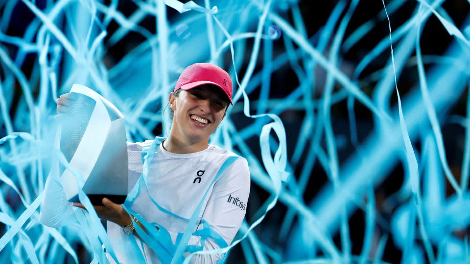 Świątek celebrates winning the Madrid Open after defeating Aryna Sabalenka. - Susana Vera/Reuters