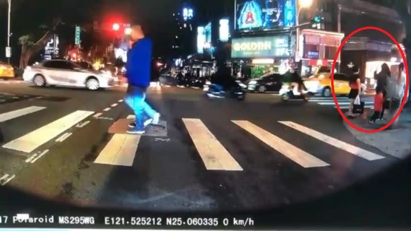 一對母子在等過馬路，下秒遭爆炸聲嚇壞。（圖／翻攝自爆料公社）