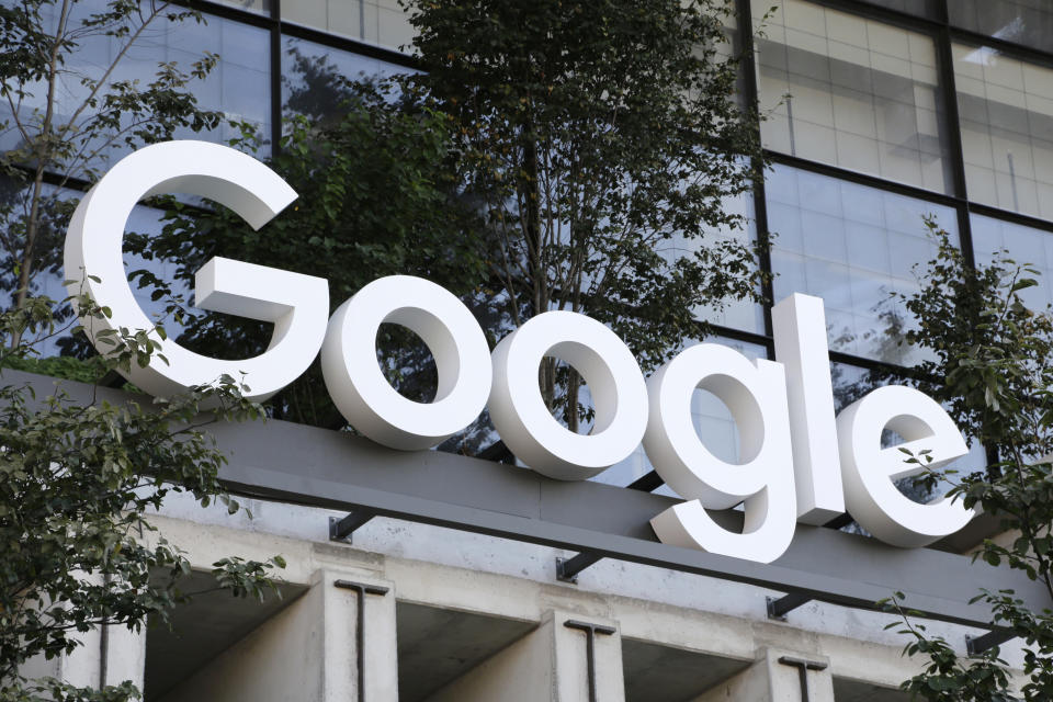 El letrero de Google puede apreciarse el miércoles 6 de septiembre de 2023 en la entrada del nuevo edificio de la compañía, en Nueva York. (AP Foto/Peter Morgan)