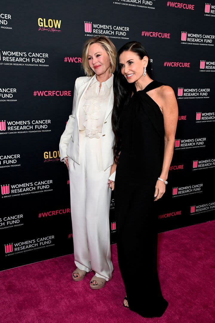 Durante la gala, Demi Moore y Melanie Griffith posaron cómplices y entre risas para las cámaras. Es que el evento las reunió luego de mucho tiempo. Cabe recordar que las actrices protagonizaron la película Amigas para siempre, un film sobre la amistad y el paso del tiempo