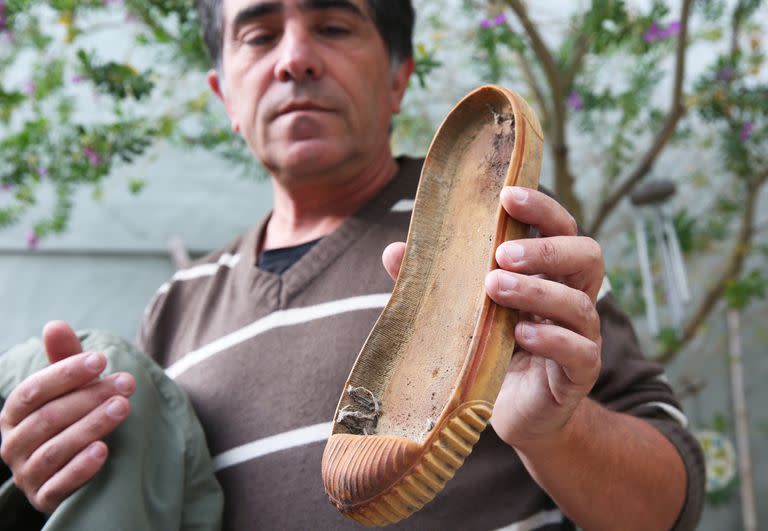 García con una de las zapatillas que trajo desde Malvinas
