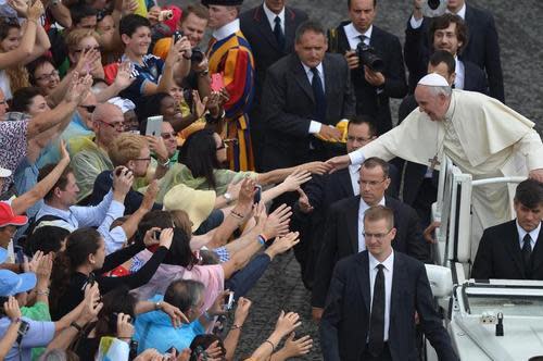 Crowd reaches out to touch Pope Francis