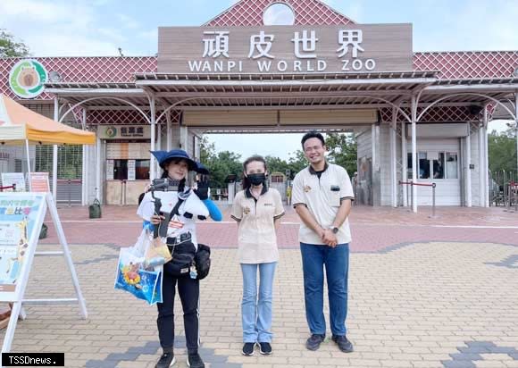 韓國直播主企鵝妹走訪臺南頑皮世界動物園與動物近距離互動，園方也送上企鵝背包及大玩偶。（記者李嘉祥攝）