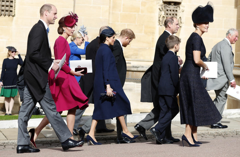 El príncipe Guillemo, Kate, duquesa de Cambridge; Meghan, duquesa de Sussex, el príncipe Enrique, el príncipe Eduardo, Sophie, condesa de Wessex, y el príncipe Carlos salen de la boda de la princesa Eugenia y Jack Brooksbank en la Capilla de San Jorge, en el Castillo de Windsor, el viernes 12 de octubre del 2018 cerca de Londres, Inglaterra(AP Photo/Alastair Grant, Pool)