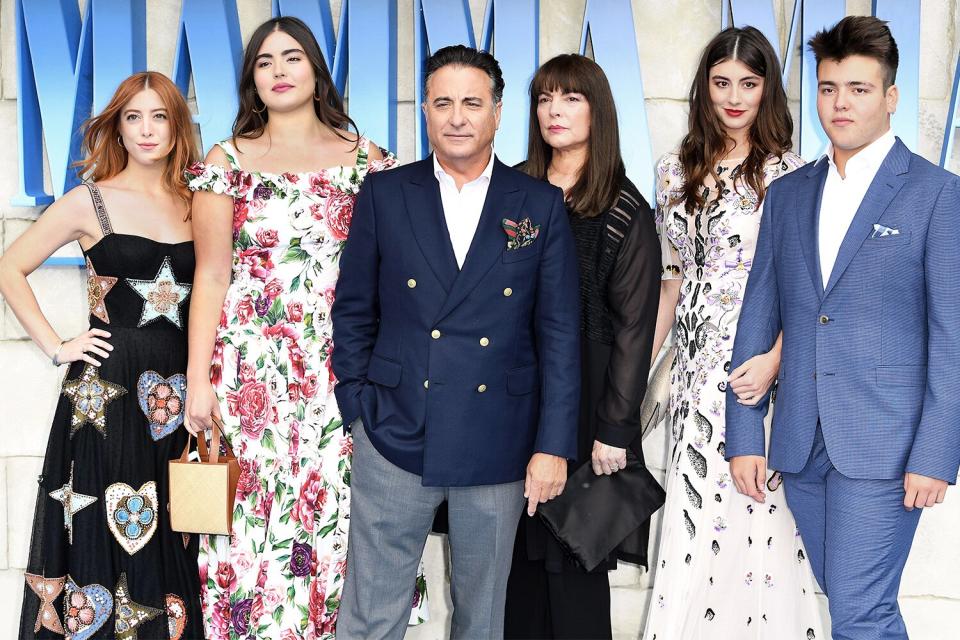 2018--2DGTW9C Andy Garcia (centre) and family attending the premiere of Mamma Mia! Here We Go Again held at the Eventim Hammersmith Apollo, London. Photo credit should read: Doug Peters/EMPICS/alamy