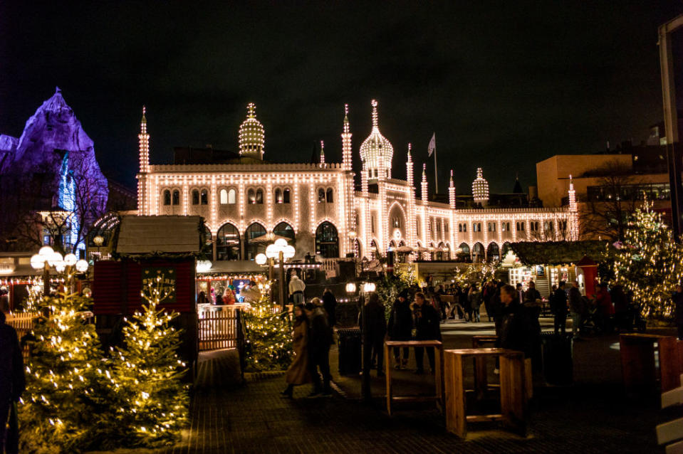 Streng genommen gibt es den Kopenhagener Freizeitpark Tivoli mit Fahrgeschäften und Ständen ja das ganze Jahr. In der Weihnachtszeit verspricht die dänischen Institution jedoch echte Glanzleistungen – oder sollten wir besser Glitzerleistungen sagen: Ein Höhepunkt sind verschiedene Lichtshows im Park sowie eine traditionelle Pixie-Band, die an unterschiedlichen Stellen auf dem Gelände festliche Lieder spielt. Vom 25. bis 26. Dezember und am Silvestertag gibt’s in den Tivoli-Gärten außerdem regelmäßig Feuerwerk zu bewundern. Bis zum 5. Januar, weitere Infos auf Facebook unter https://www.facebook.com/tivoli (Bild: Getty Images)