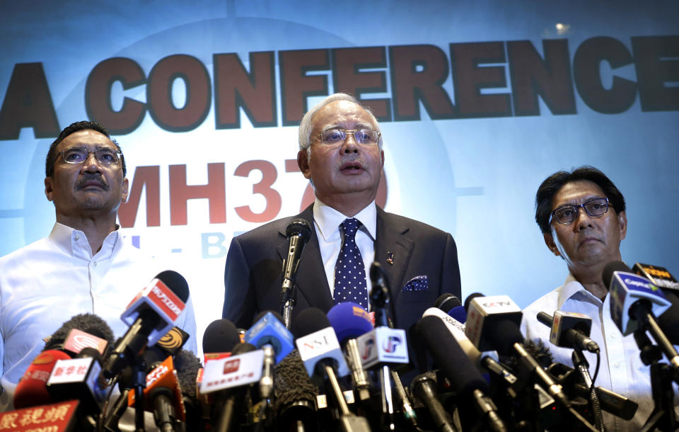 El primer ministro malayo Najib Razak, centro, acompañado a la izquierda por el ministro de Transporte Hishamuddin Hussein y el director general del Departamento de Aviación Civil de Malasia Azharuddin Abdul Rahman, da una conferencia de prensa sobre el avión desaparecido de Malaysia Airlines el sábado 15 de marzo de 2014. (Foto AP/Wong Maye-E)