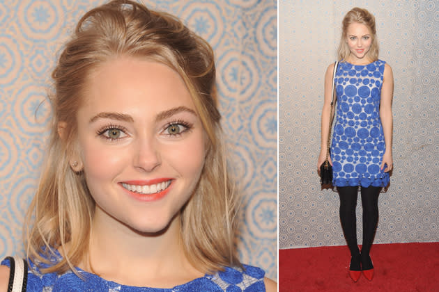 Im TV mimt sie Stil-Ikone Carrie Bradshaw, und auch auf der Fashion Week beweist AnnaSophia Robb, dass sie ein Händchen für Mode hat. In einem blauen Shift-Dress und roten Schuhen strahlte sie vor der Alice Olivia-Show in die Kameras. (Bilder: Getty Images)