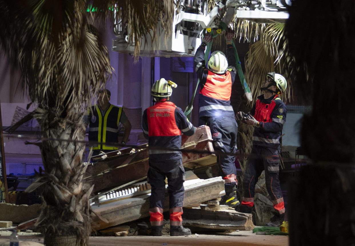 Les pompiers interviennent après l’effondrement d’un restaurant à Palma de Majorque le 24 mai 2024.