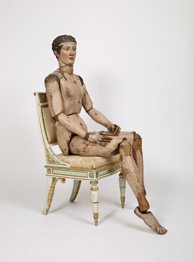 A neoclassical Italian mannequin from the "Mannequin d'artiste, mannequin fétiche. Pratiques et fasciation dans l'atelier d'artiste" exhibit