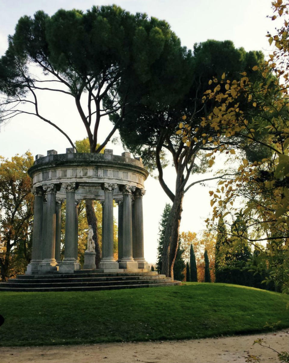 <p>El parque de El Capricho, situado en el barrio de la Alameda de Osuna, no es tan turístico como El Retiro pero es igual de ‘instagramable’. (Foto: Instagram / <a rel="nofollow noopener" href="https://www.instagram.com/p/BNAfXtcANdH/" target="_blank" data-ylk="slk:@anachirus;elm:context_link;itc:0;sec:content-canvas" class="link ">@anachirus</a>). </p>