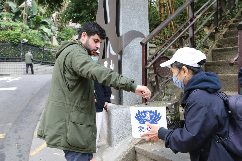 外國人象山健行，路過也為土耳其地震愛心捐款，真的是大愛不分國界。