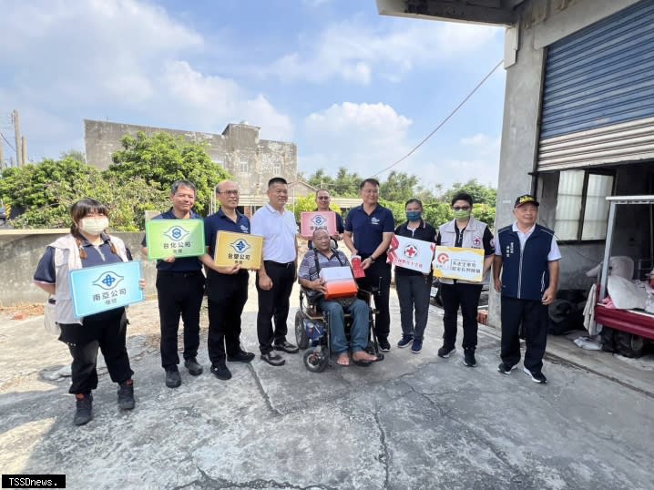 台塑企業與雲縣紅十字會合作辦理，中秋節關懷慰問公益活動～提高幸福生活主導權。(記者劉春生攝)