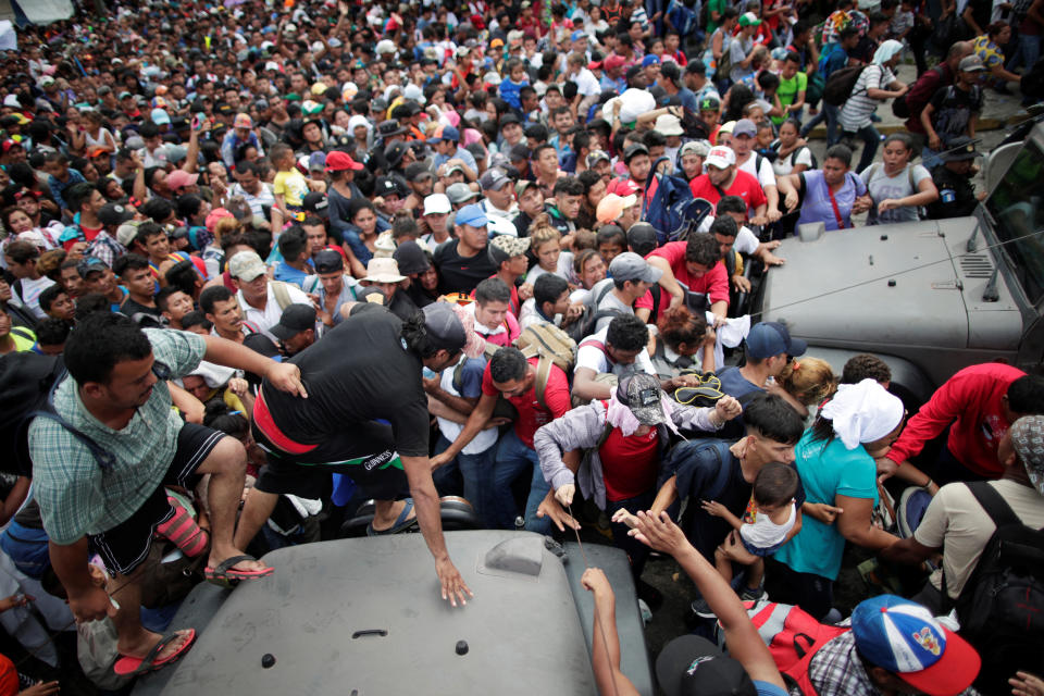 FOTOS | Así rompieron los migrantes el cerco fronterizo para entrar a México