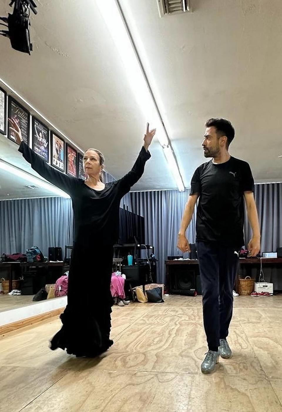 Ilisa Rosal con Armando Tovar en un ensayo de “Travesía”, la puesta en escena de Rosal inspirada en “Long Day’s Journey into Night”, que se estrenó en marzo de este año.