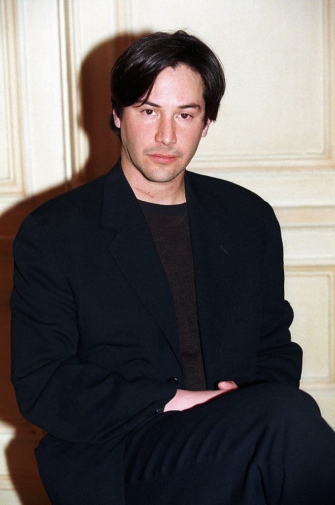 keanu is in a chair at the L'associe du diable premiere