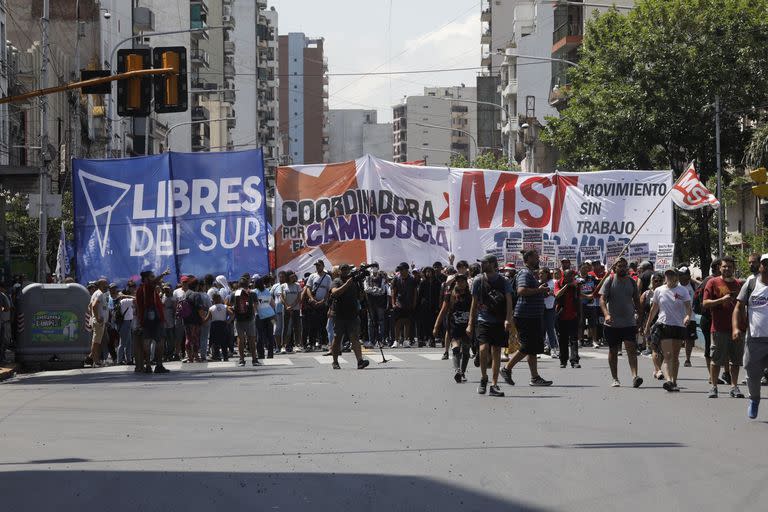 Organizaciones sociales cortan el Puente Pueyrredón