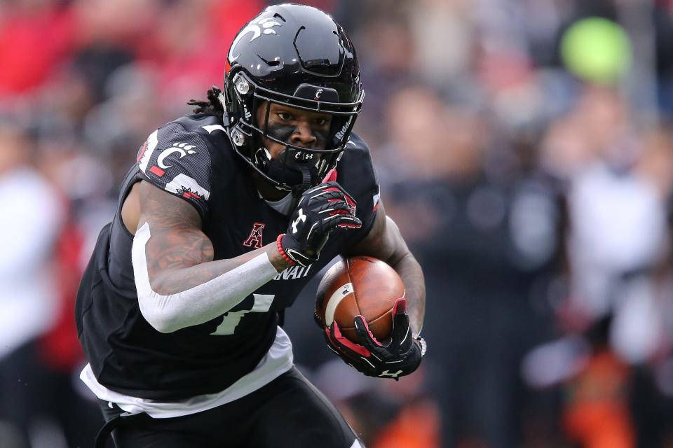 Cincinnati Bearcats wide receiver Kahlil Lewis (1) turns downfield after completing a catch in the first quarter of an NCAA college football game, Friday, Nov. 23, 2018, at Nippert Stadium in Cincinnati.