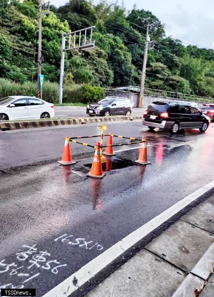 孝東路自來水管漏水多日，影響行安。（記者李瓊慧攝）