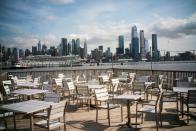 Las mesas de la terraza de un restaurante de Nueva Jersey totalmente vacías el 16 de marzo. (Foto: Eduardo Munoz / Reuters).